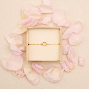 Notre bracelet Square en quartz rose est un petit bijou idéal à offrir pour la Saint Valentin